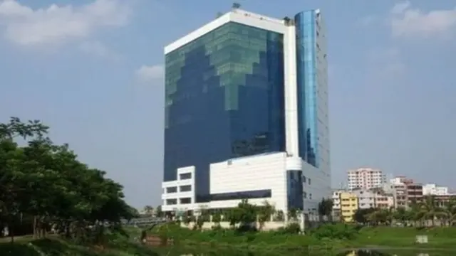 ঢাকার হাতিরঝিল প্রকল্প এলাকায় একটি জলাশয়ের মধ্যে যথাযথ অনুমতি ছাড়াই এই ভবনটি নির্মাণ করেছিল বিজিএমইএ