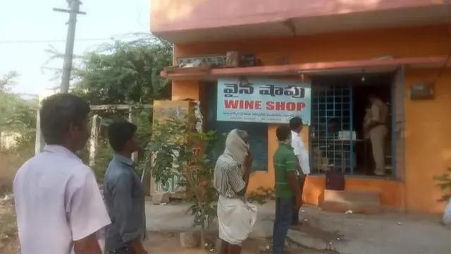 తిరుపతి రూరల్‌లో ఓ మద్యం దుకాణం ముందు దృశ్యం