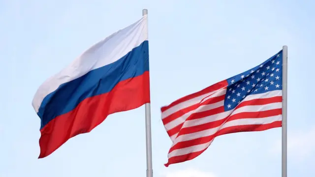 Американский и российский флаги