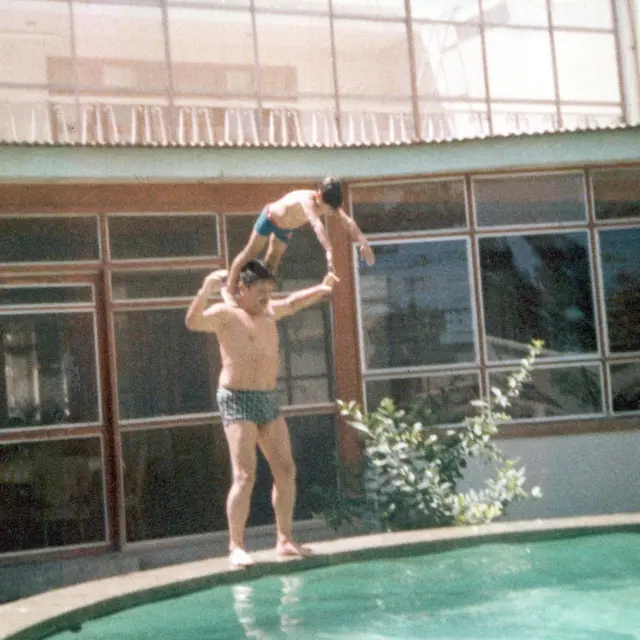 Renato Cisneros con Luis Federico Cisneros el "Gaucho" en una piscina.