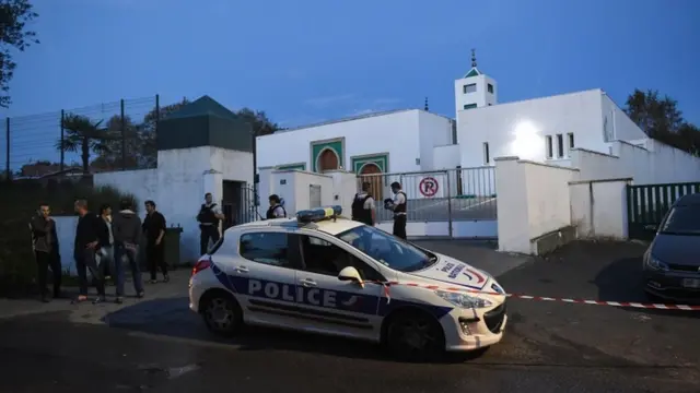 'Yan sandan Faransa da jama'a sun tsattsaya a wajen masallacin na Bayonne bayan mutane biyu sun jikkata sakamakon harbe-harbe.