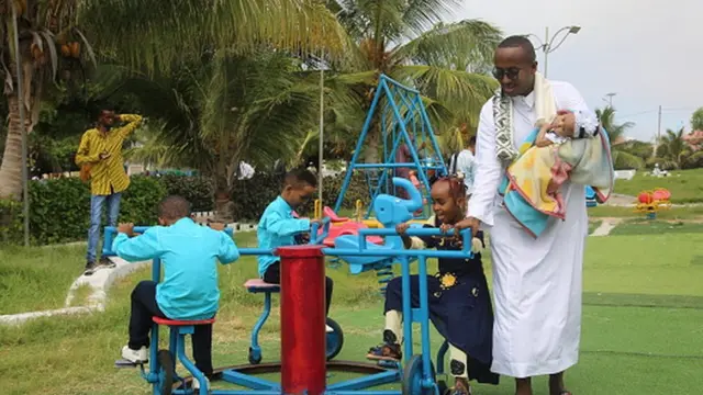 Aaabahan carruurtiisa ayuu ku ciyaarsiinayaa beerta nabadda ee magaalada Muqdisho munaasadbadda ciid awgeed