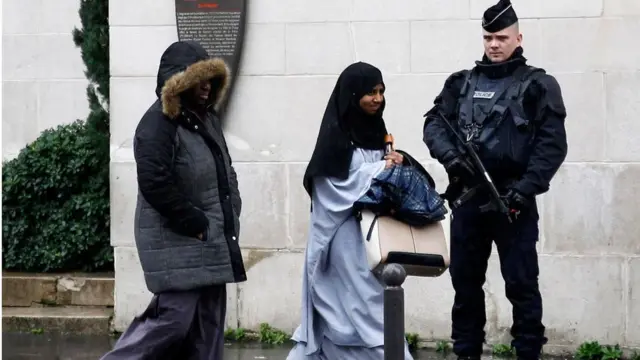 Polisi akiwalinda wanawake wa Kiislam waliokuwa wakitoka msikitini hapo