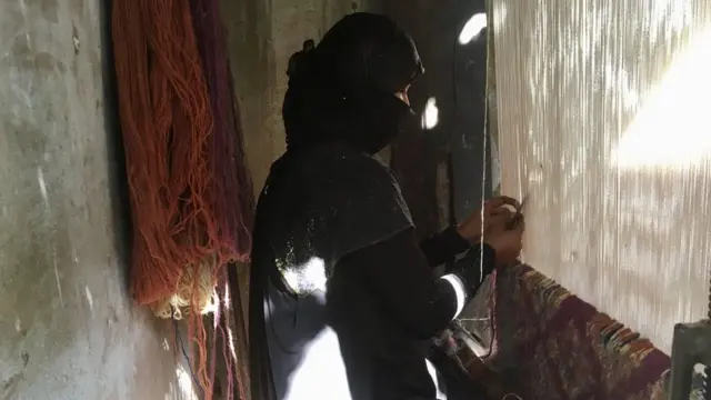 বাবা, ভাইয়ের চাকরি হয়না, তাই কার্পেট বুনে সংসার চালান নাসিমা।