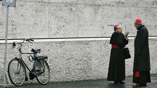 Cardeais conversam nas ruas do Vaticano