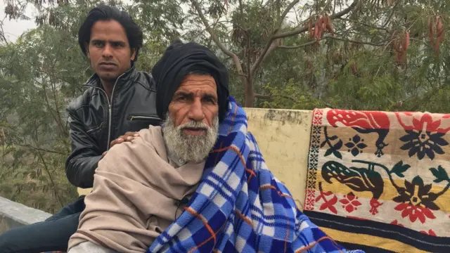 मोहम्मद रमज़ान के कूल्हों पर इतनी चोट है कि वे सीधे भी नहीं बैठ पा रहे