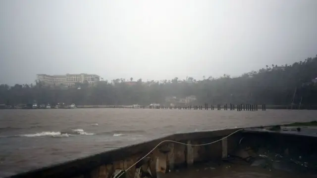 Imagen del mar turbio por el huracán