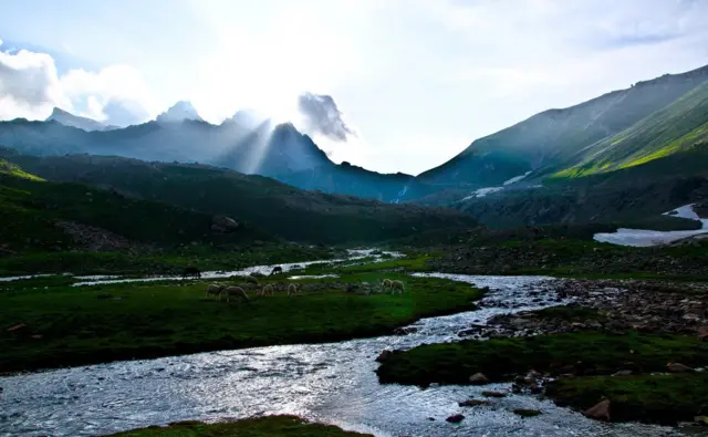 காஷ்மீரின் சோன்மார்க் மலைப்பிரதேசத்தை ரம்மியமாக படம்பிடித்திருக்கிறார் திருப்பூரை சேர்ந்த மனோஹரன் சக்திவேல்