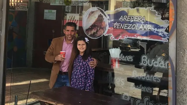 Rogelio Yerena frente a su negocio de arepas venezolanas (Foto: Boris Miranda)