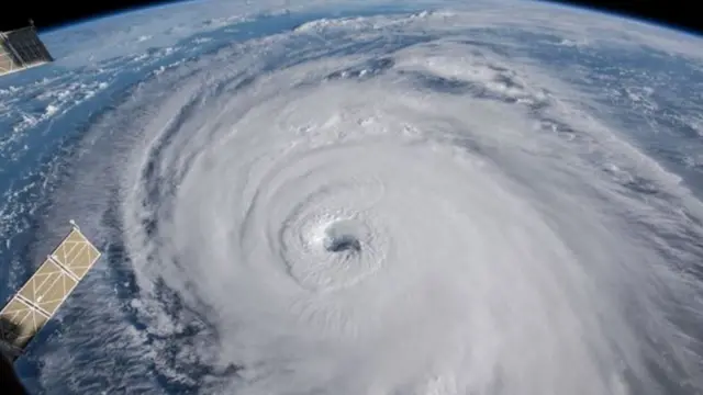 Florence oo garaacaysa meel ka baxsan xeebaha bari ee Maraykanka ee badweynta Atlantic