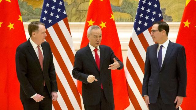 中美此前進行貿易談判時，中國副總理劉鶴（中）與美國貿易代表萊特希澤（左）和財政部長姆努欽（右）見面。