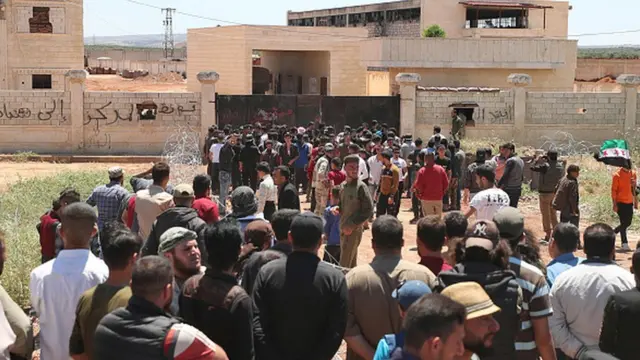 Türkiye'nin İdlib'deki gözlem noktalarından birinin önünde eylem düzenlendi