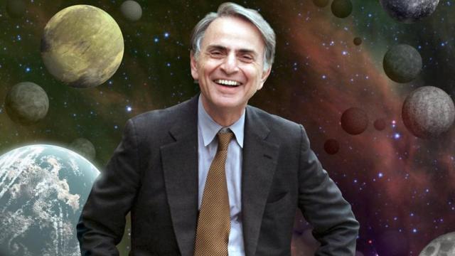 Ilustração mostra Carl Sagan sorrindo, e imagens de planetas atrás