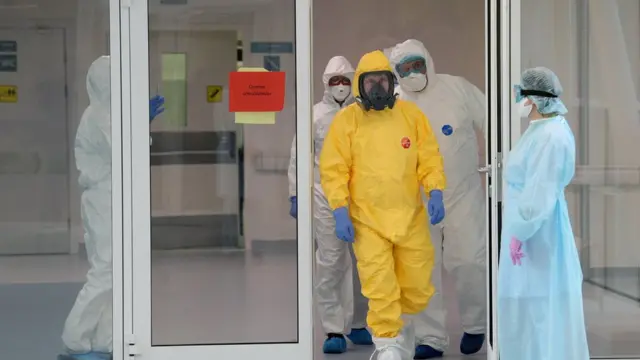 Владимир Путин посещает больницу в Коммунарке в специальном защитном костюме