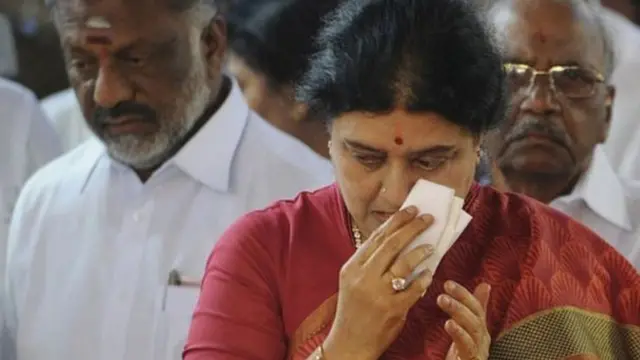மறைந்த தமிழக முதல்வர் ஜெயலலிதாவின் தோழி சசிகலா மற்றும் ஓ. பன்னீர்செல்வம்