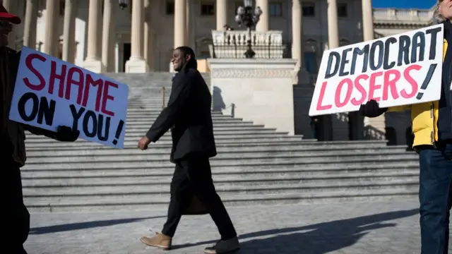國會外，抗議者舉標語表達對民主黨的不滿