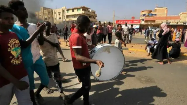 متظاهر يقرع الطبل