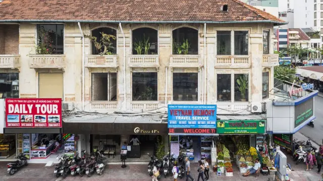 レストランは人で賑わう中心地にある