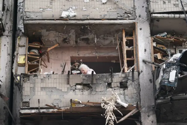 Una anciana en un edificio destruido en Kiev tras los ataques rusos.