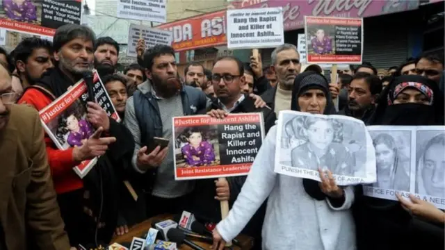 વિરોધ પ્રદર્શન કરી રહેલા લોકોની તસવીર