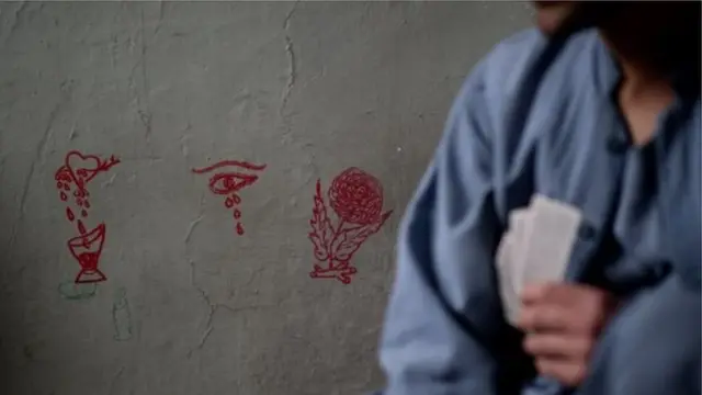 د روغتیاپالو په وینا نشه يي توکو ته اسانه لاسرسی، جنسي نژدېوالی، پرانېستي سرحدونه او یو شمېر نور د یادې ناروغۍ د خپرېدو عمده لاملونه دي.