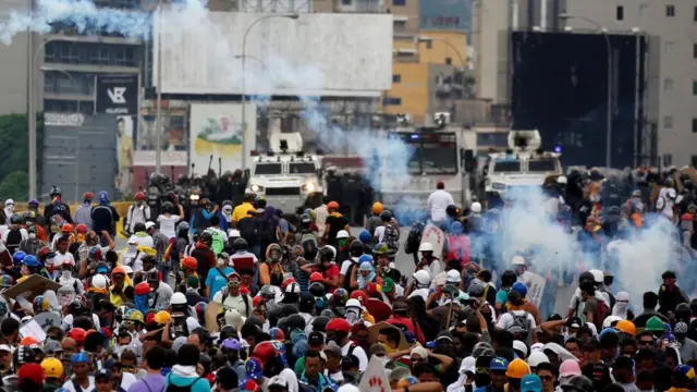 Enfrentamientos entre la policía y manifestantes opositores del gobierno de Maduro.