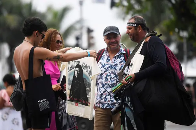 Turista compra blusa da Lady Gaga