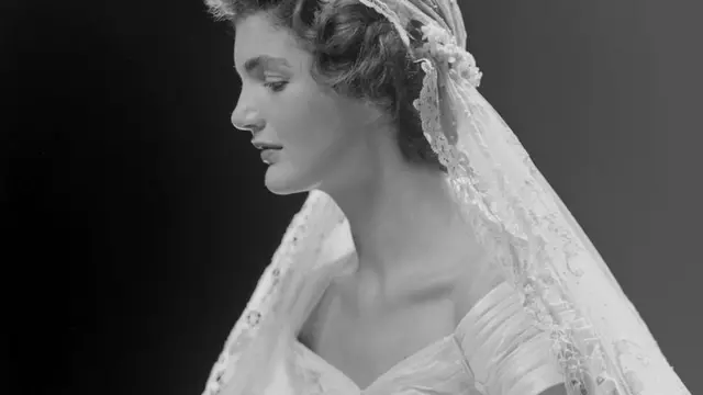 Jacqueline Lee Bouvier, 35. ABD Başkanı John F Kennedy ile 1953 yılında evlenerek Kennedy soyadını aldı ve 'First Lady' oldu. Jacqueline Kennedy'nin Anne Lowe tarafından tasarlanan gelinliği içindeki bu fotoğrafı New York'ta çekildi.