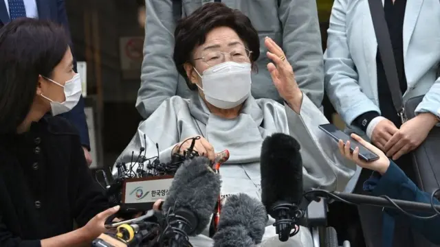 判決後に裁判所前で記者団の取材に応じた原告の李容洙（イ・ヨンス）さん