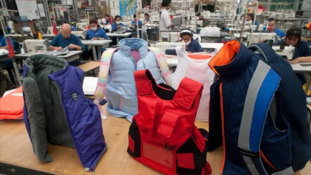 mochilas y chalecos antibalas para niños.