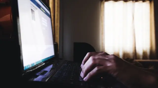 hombre usando computadora