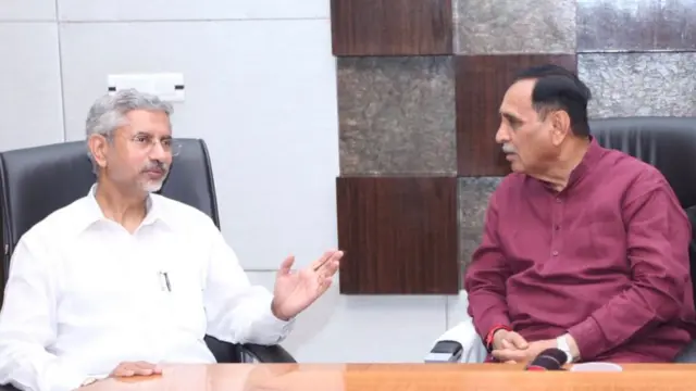 એસ. જય શંકર (ડાબે) તથા વિજય રૂપાણીની તસવીર