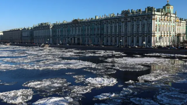 செயின்ட் பீட்டர்ஸ்பர்க் நகரில் உள்ள ஜார் காலத்து குளிர்கால அரண்மனை.