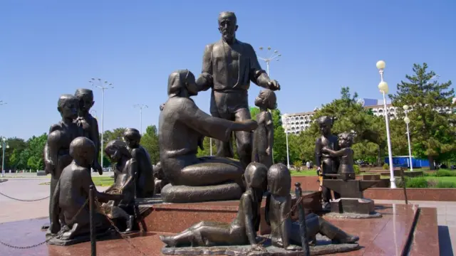 Шомаҳмудовлар оиласига қўйилган ёдгорлик. Улар Иккинчи Жаҳон уруши пайтида 15 та болани асраб олишган. Яқинда ҳукуматнинг аралашуви билан яна асл жойига қайтарилган.