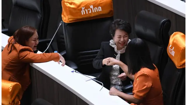 เพื่อนร่วมพรรคร่วมแสดงความชื่นชมนางอมรัตน์ หลังอภิปรายจบ