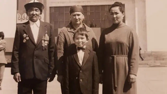 Жунусовдор кызы Тамара, небереси Руслан менен