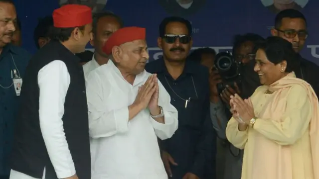 मैनपुरी में संयुक्त चुनाव प्रचार रैली के दौरान अखिलेश यादव और मायावती के साथ मुलायम सिंह यादव. ये पहली बार था जब साल 1995 के 'गेस्ट हाउस कांड' के बाद मायावती और मुलायम एक साथ एक मंच पर नज़र आए थे.