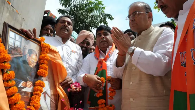 अरुण जेटली, आंबेडकर को पुष्प अर्पित करते हुए