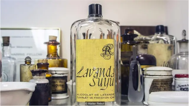 今天，Atelier Rebul仍然出售他们的招牌产品Rebul Lavanda，这个产品最初是用生长在里布尔花园里的薰衣草制成的。