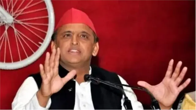 સમાજવાદી પાર્ટીના કાર્યકરો દ્વારા વારાણસીમાં EVM લઈ જતી ટ્રકોને અલગ અલગ જિલ્લામાં ત્રણ જગ્યાએ અટકાવાઈ હતી