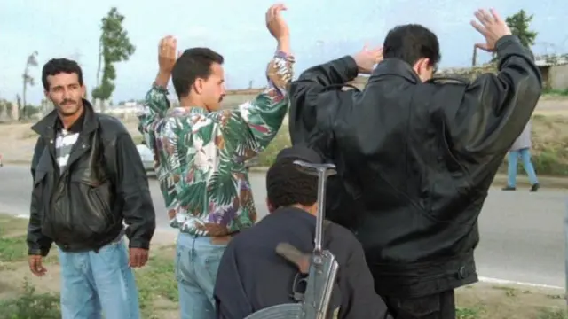 Personas siendo registradas por la policía argelina en 1995.