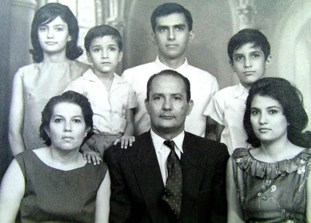 الحاخام اليهودي مصري الأصل مسعود الباز مع أسرته