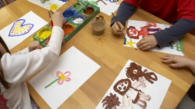 Crianças desenhandoesportiva da sortepré-escola