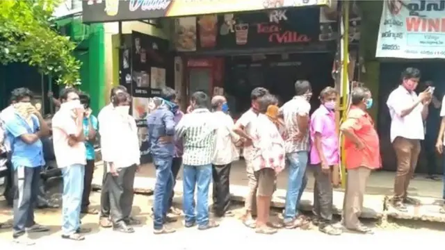 కరోనావైరస్:ఏపీలో మద్యం దుకాణాల వద్ద ఉపాధ్యాయులు విధులు!