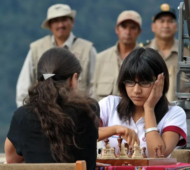 Deysi Cori y Alexandra Kosteniuk en Machu Picchu.