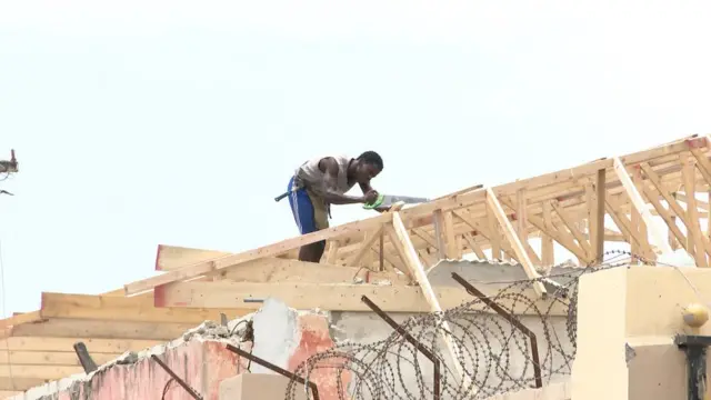 Sidoo kale, dadkii guryaha ay ka dumeen ayaa dib u dhis billlabay, taas oo muujineysa "in aanan la niyad jabin oo adkeysi la muujinayo," asida uu sheegay maayarka Muqdisho