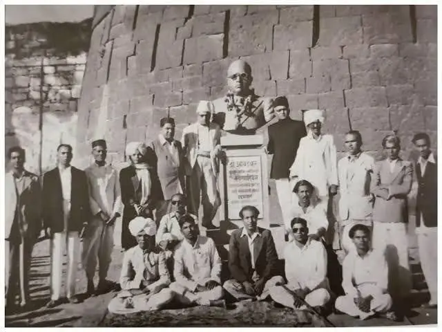 भाई बागल ने कार्यक्रम के लिए एकत्रित हुए आम लोगों में से दो लोगों का हाथ पकड़कर उन्हें आगे बढ़ाया और उन्हीं से मूर्तियों का अनावरण करवाया गया (फ़ाइल फ़ोटो)