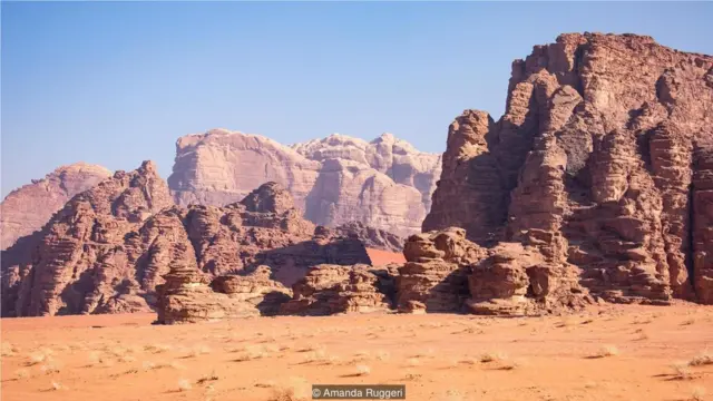 瓦迪拉姆吸引了来自世界各地的游客，但它的奇异之美并不是游客到来的唯一原因。