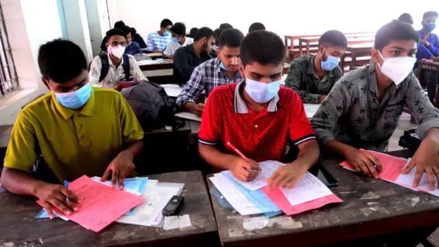 ঢাকার একটি স্কুলে শিক্ষার্থীরা এইচএসসিতে ভর্তির জন্য ফর্ম পূরণ করছে