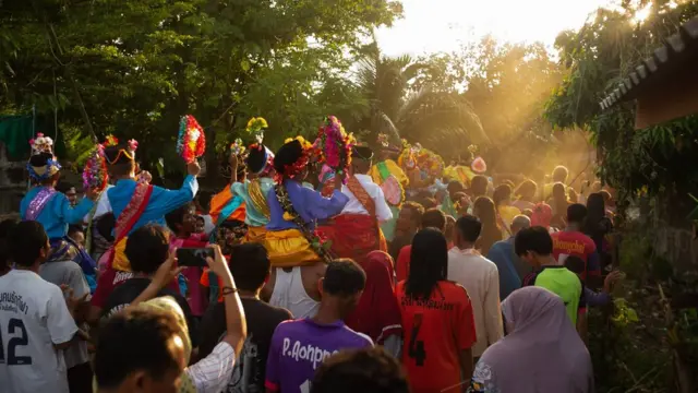 บรรยากาศการแห่เป็นธรรมเนียมปฏิบัติที่เริ่มหาชมได้ยากในปัจจุบัน